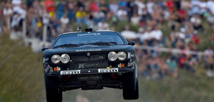 La Lancia Rally del pilota Finlandese su un dosso