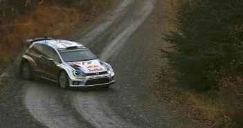 La Polo di Ogier vola sul fango delle foreste Gallesi.