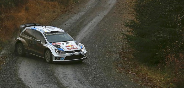 La Polo di Ogier vola sul fango delle foreste Gallesi.