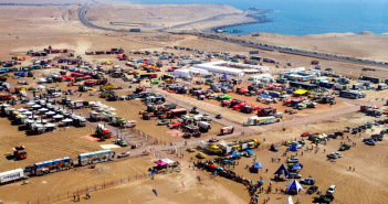 Il gigantesco bivacco della Dakar sulla costa cilena.