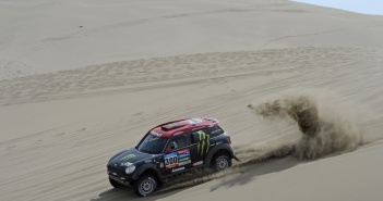 La Mini dello Spagolo tra le dune sud Americane