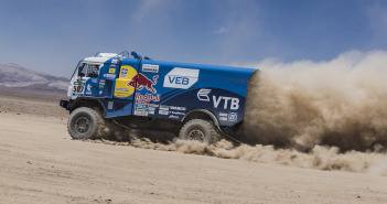 Ayrat Mardeev in azione con il suo Kamaz. Dopo l'ottava tappa è ancora in testa tra i camion © Red Bull Media House