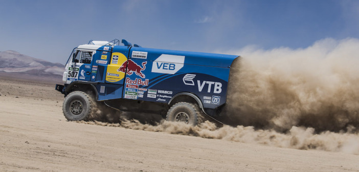 Ayrat Mardeev in azione con il suo Kamaz. Dopo l'ottava tappa è ancora in testa tra i camion © Red Bull Media House