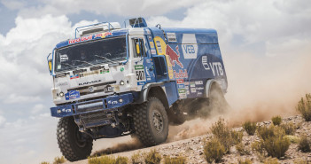 Ayrat Mardeev durante la corsa che lo ha portato alla vittoria della Dakar 2015 con il Kamaz @ red bull media house