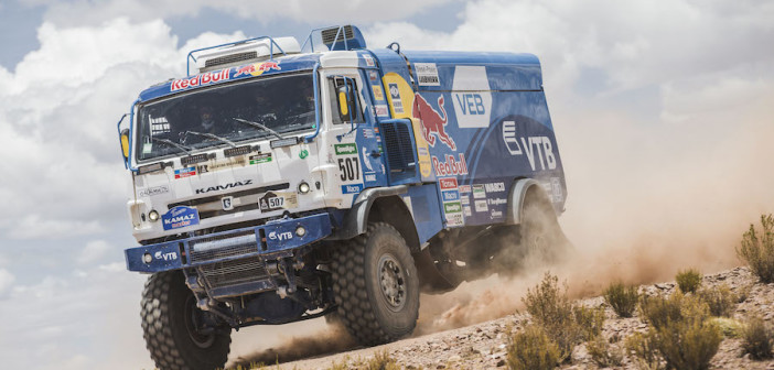 Ayrat Mardeev durante la corsa che lo ha portato alla vittoria della Dakar 2015 con il Kamaz @ red bull media house