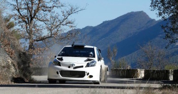 La Toyota Yaris WRC durante i primi test del 2015 sulle strade del Montecarlo.