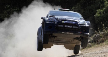 Elfyn Evans con la Ford Fiesta RS WRC in azione nel Rally Italia Sardegna