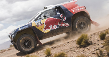 Cyril Despres in azione con la Peugeot 2008 DKR durante la Dakar di inizio anno.