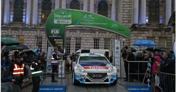 La Peugeot 208 di Breen sulla pedana di partenza.