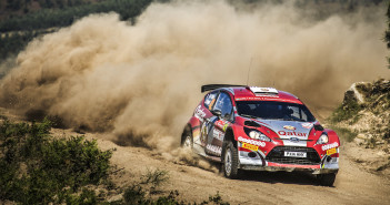 Nasser Al Attiyah e Matthieu Baumel respingono l'assalto Skoda in vetta al WRC2.