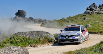 Andrea Crugnola e Michele Ferrara con la Clio R3T guidano l'assalto italiano nel WRC3 in Sardegna.