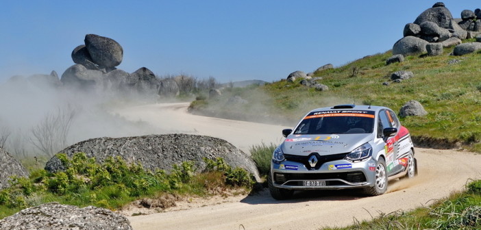 Andrea Crugnola e Michele Ferrara con la Clio R3T guidano l'assalto italiano nel WRC3 in Sardegna.