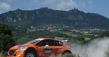 Paolo Andreucci e la 208 T16 R5 dominano all'ombra della rocca.