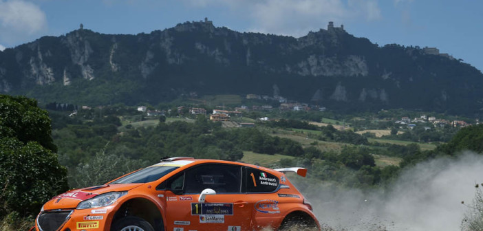 Paolo Andreucci e la 208 T16 R5 dominano all'ombra della rocca.