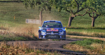 La Polo di sua maestà Ogier sulle strade di casa.