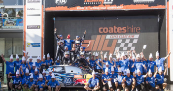 Sebastien Ogier, Julien Ingrassia e il team Volkswagen festeggiano la nuova tripletta Mondiale.