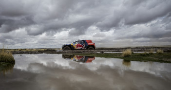 Cyril Despres con la Peugeot 2008 DKR durante la Dakar 2015.