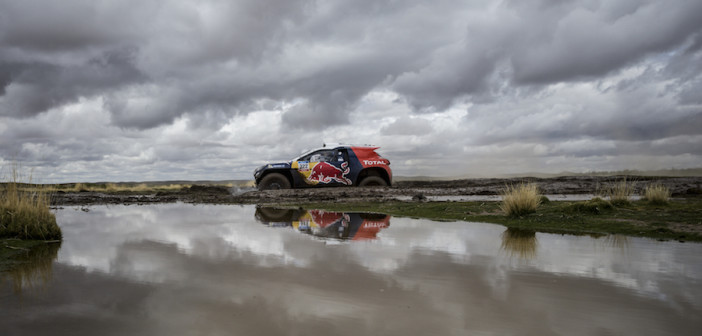 Cyril Despres con la Peugeot 2008 DKR durante la Dakar 2015.