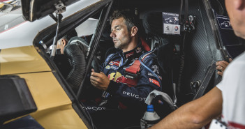 Sebastien Loeb nell'abitacolo della Peugeot 2008 DKR durante i test svolti in Marocco a metà giugno.