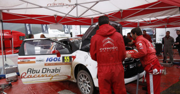 I tecnici di Citroen Racing intervengono sul motore di una DS3 R3T in Corsica.