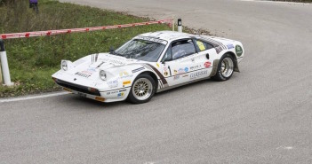 "Lucky" in azione con la Ferrari 308 GTB sulle strade del Valsugana.