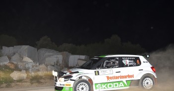 La Skoda Fabia S2000 di Dettori nella speciale by night del venerdì.