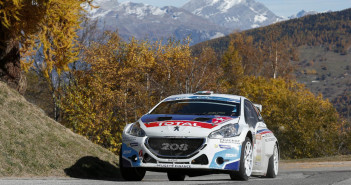 La Peugeot 208 T16 di Breen scala le montagne Vallesi.