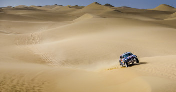 Il campione in carica Nasser Al-Attiyah nel deserto egiziano.