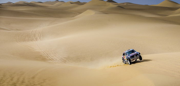 Il campione in carica Nasser Al-Attiyah nel deserto egiziano.