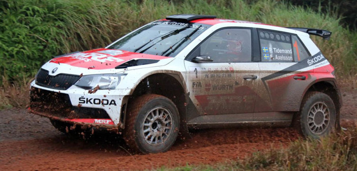 La Fabia R5 di Tidemand nel fango del China rally.