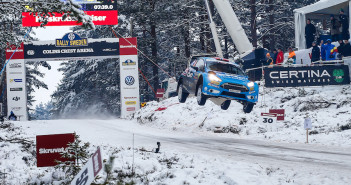 Eyvind Brynildsen stabilisce il nuovo record di salto in lungo nella Colin Crest Arena.