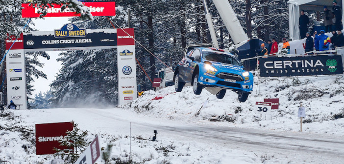 Eyvind Brynildsen stabilisce il nuovo record di salto in lungo nella Colin Crest Arena.