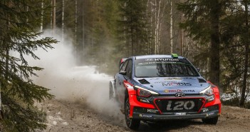 La Hyundai di Paddon in azione su un fondo che si degrada rapidamente.