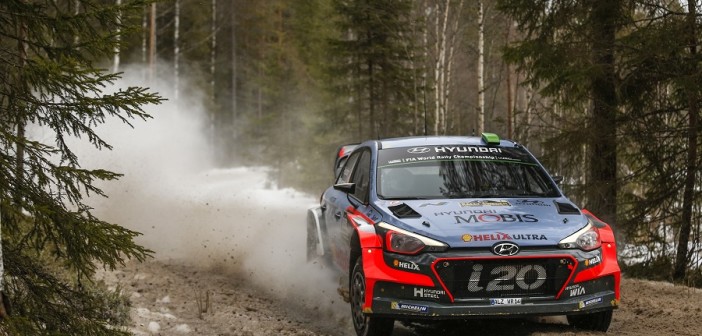 La Hyundai di Paddon in azione su un fondo che si degrada rapidamente.