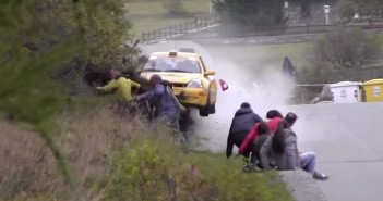 Un'impressionante uscita di strada fortunatamente senza conseguenze.