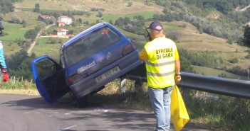 Un parcheggio di fortuna senza danni.