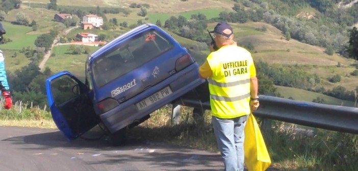 Un parcheggio di fortuna senza danni.