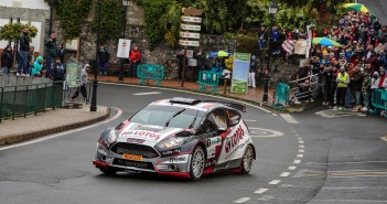 La Ford Fiesta R5 del campione in carica in azione.