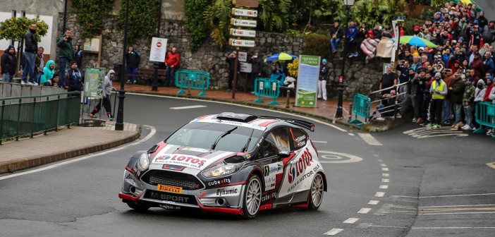 La Ford Fiesta R5 del campione in carica in azione.