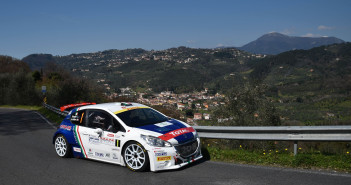 La Peugeot 208 T16 di Andreucci vola sulle strade di casa.