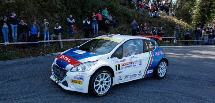 La Peugeot 208 T16 R5 di Ucci continua a dettare legge.