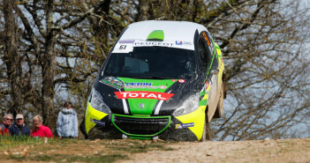 La Peugeot 208 R2 di Carella in versione maximum attak nella seconda tappa.