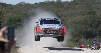 La Hyundai di Paddon in rampa di lancio per il successo finale.