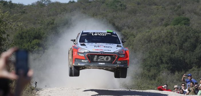 La Hyundai di Paddon in rampa di lancio per il successo finale.