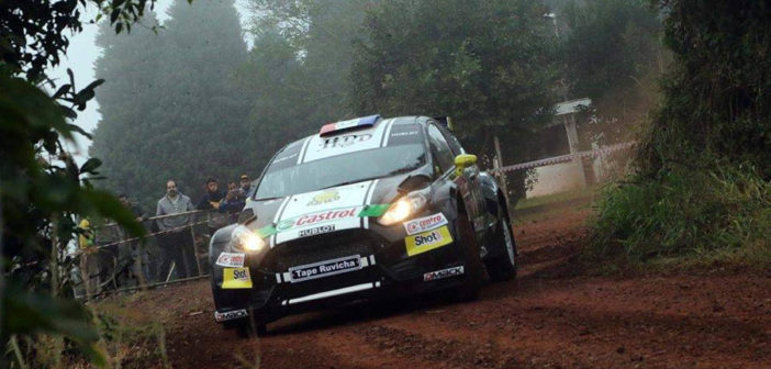 La Ford Fiesta R5 di Dominguez sugli sterrati Brasiliani.