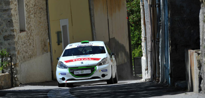 La Peugeot 208 di Carella sulle strade di Antibes.