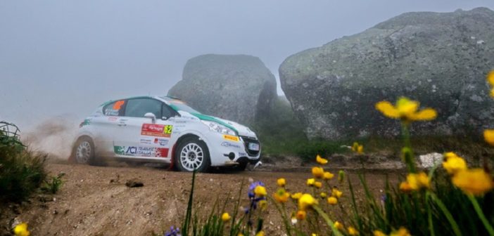 La 208 di Fabio Andolfi buca la nebbia Portoghese.