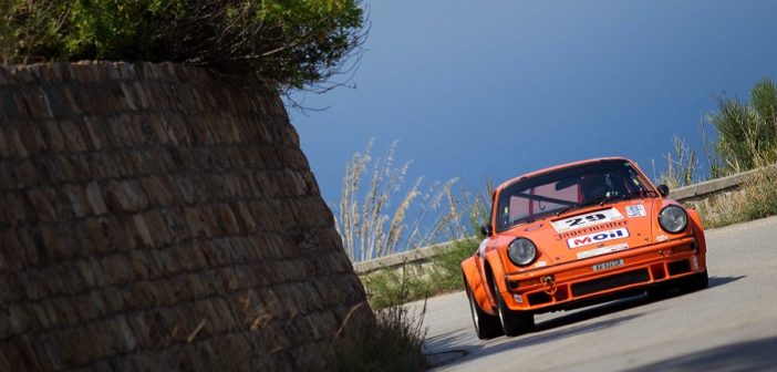 La Porsche del vincitore scala la strada del santuario.