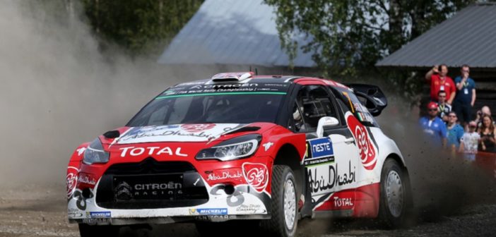 La DS3 di Meeke aggredisce sbrana le speciali Finniche.