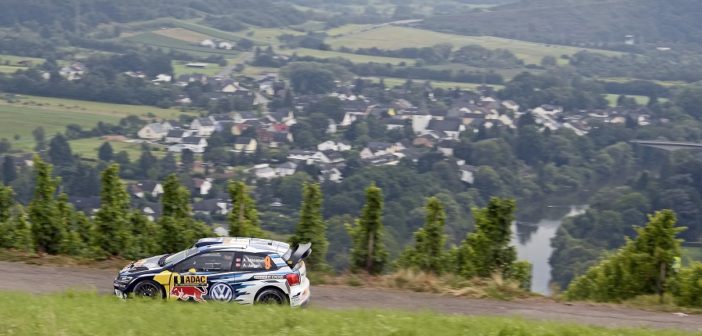 Andreas Mikkelsen sfreccia sulle strade della Mosella.